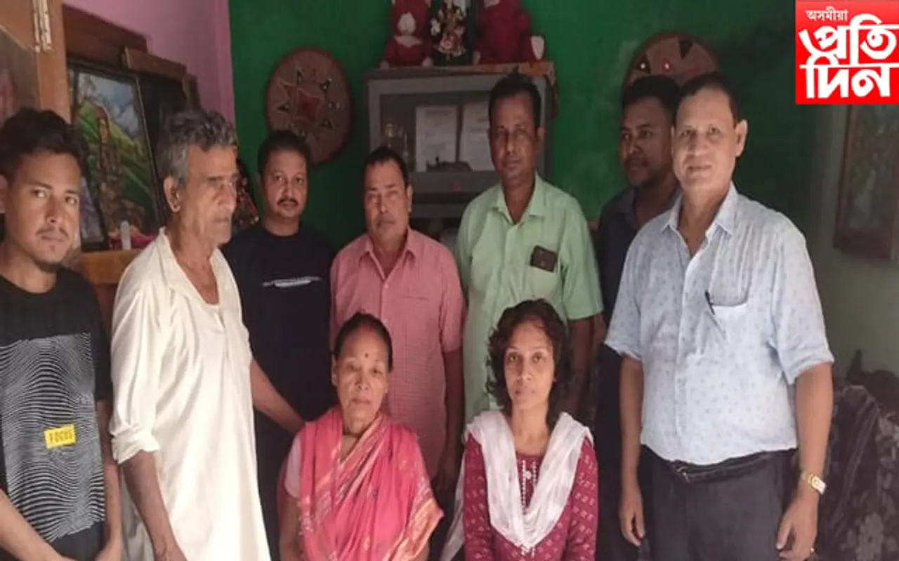 বকোত চিত্ৰশিল্পীক আৰ্থিক সাহাৰ্য প্ৰদান বিধায়িকা নন্দিতা দাসৰ স্বামী ভৱেশ চন্দ্ৰ দাসৰ...