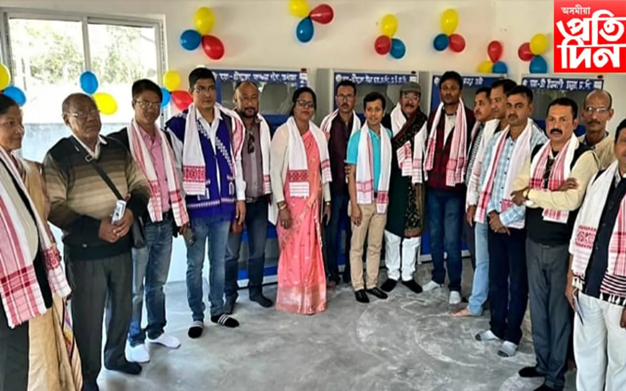 ঢকুৱাখনা উচ্চতৰ মাধ্যমিক বিদ্যালয়লৈ গ্ৰন্থাগাৰ দান প্ৰাক্তন ছাত্ৰৰ...