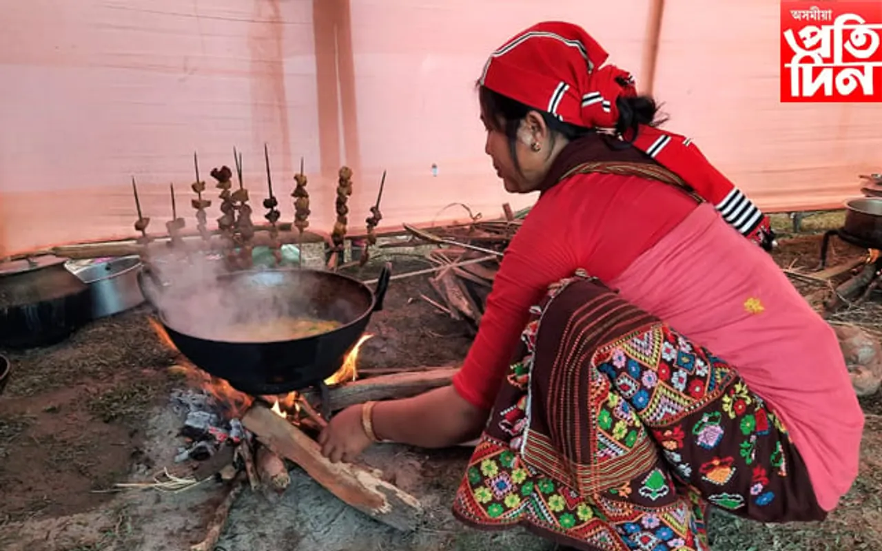 খেল-ধেমালি, থলুৱা খাদ্য সমাহাৰেৰে উজ্জীৱিত ঘিলামৰাৰ 'উত্তৰণ অসমী মেলা'....