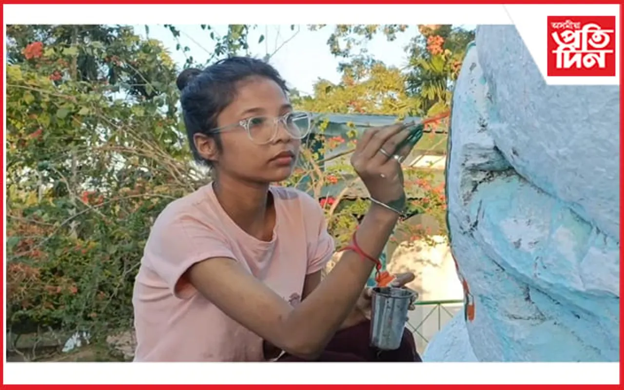 নিৰ্জীৱ শিলক ৰং তুলিকাৰে ন ৰূপত সজাই তোলাৰ চেষ্টা এগৰাকী যুৱতীৰ...