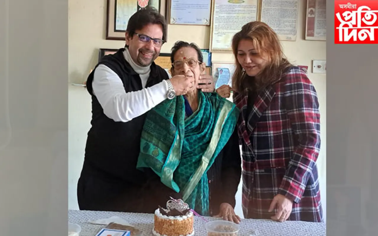 নিজ বাসগৃহতেই জন্মদিন উদযাপন যশস্বী কণ্ঠশিল্পী লক্ষহীৰা দাসৰ