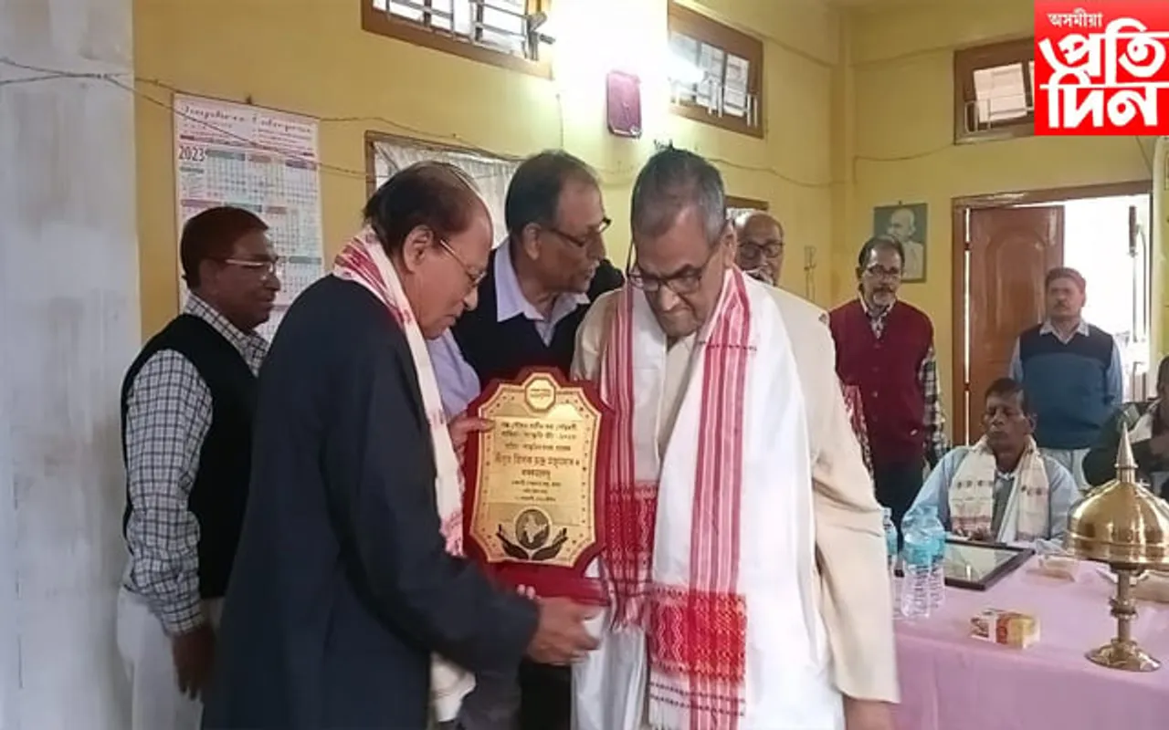  নগাঁৱত তিলক চন্দ্ৰ মজুমদাৰক 'গল্প সৌৰভ যতীন বৰা সাহিত্য বঁটা' প্ৰদান 