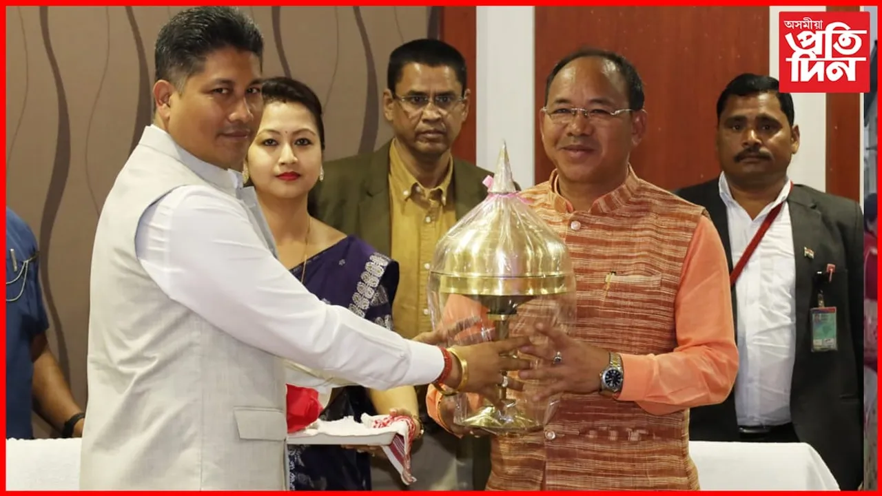 অসম-অৰুণাচল প্ৰদেশ সীমা সমস্যা সমাধানৰ বৈঠকত দুই ৰাজ্যৰ মন্ত্ৰী পীযুষ হাজৰীকা আৰু মামা নাটুঙ   