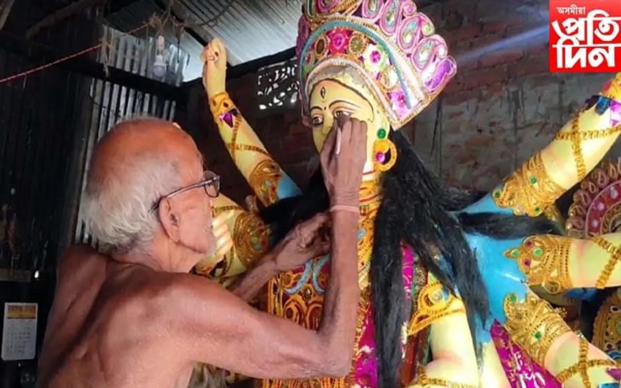 মানকাচৰত দুৰ্গা মূৰ্তিত শেষ পৰশ দিয়াত ব্যস্ত ৮৫ বছৰীয়া মৃৎ শিল্পী