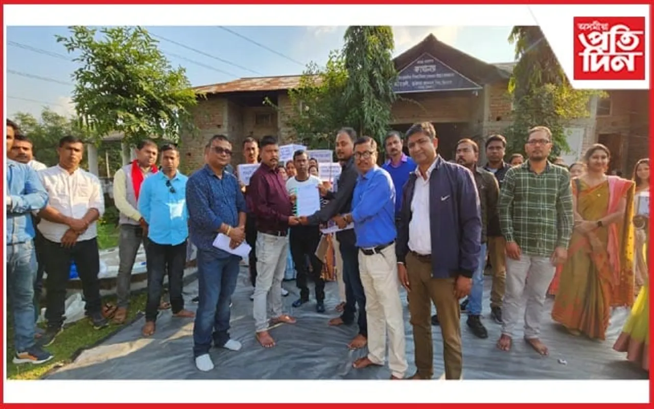 কঠীয়াতলী শিক্ষাখণ্ডৰ কাৰ্যালয়ত টেট শিক্ষকৰ প্ৰতিবাদ