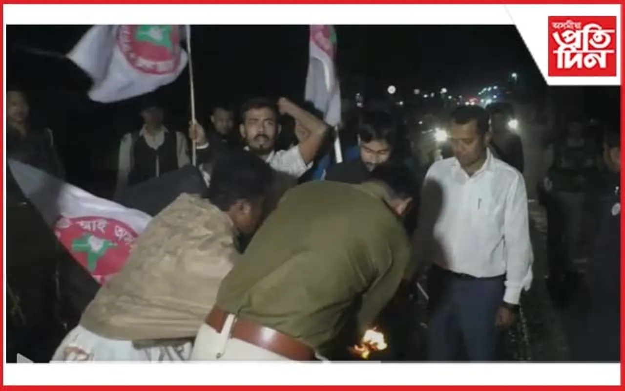 মঙলদৈৰ ৰাজপথত আছুৱে জ্বলালে 'কা'ৰ প্ৰতিলিপি