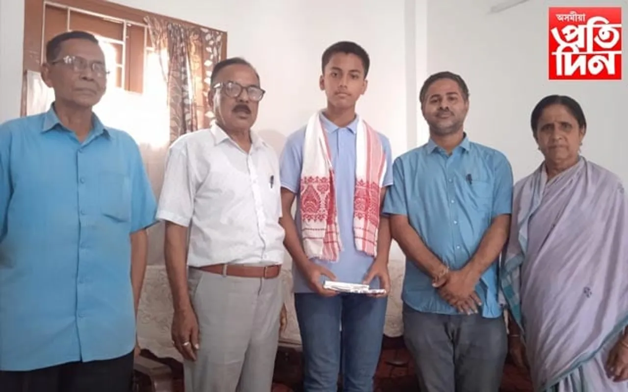 সুখ্যাতিৰে উত্তীৰ্ণ বিশ্বজিৎ কলিতাক পৰাগজ্যোতি প্ৰকাশনৰ সম্বৰ্দ্ধনা...