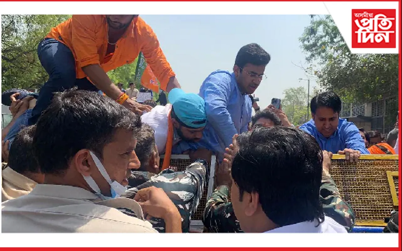 দিল্লীৰ মুখ্যমন্ত্ৰী অৰবিন্দ কেজৰিৱালৰ বাসগৃহত আক্ৰমণ…