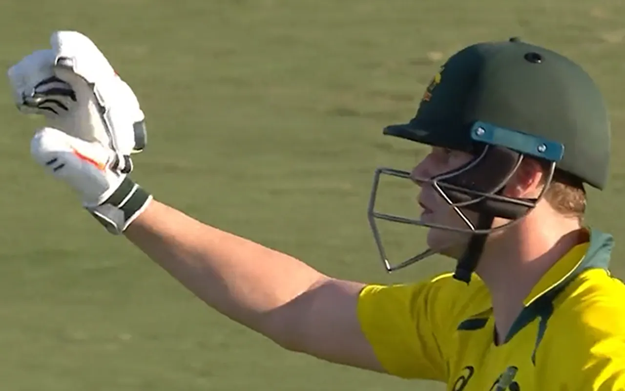 Watch: Steve Smith reminds the umpires about the fielders on the boundary line