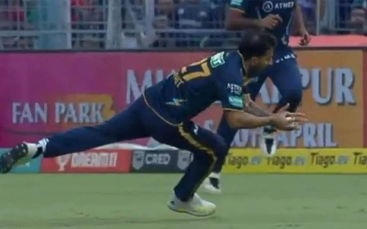 Watch: Injured Mohit Sharma judges high catch to perfection to dismiss Shardul Thakur in KKR vs GT IPL 2023 clash