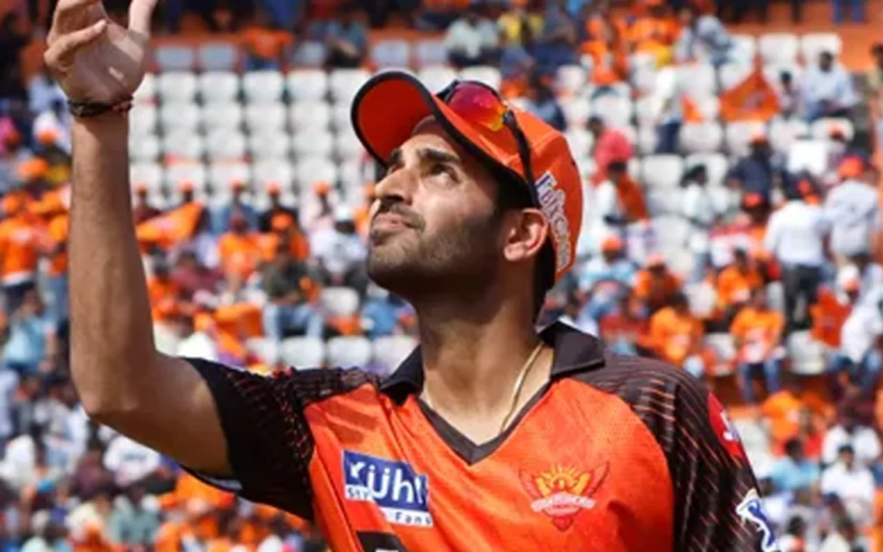 'He will take pension from Hyderabad' - Fans react as Bhuvneshwar Kumar completes 10 years with Hyderabad in Indian T20 League