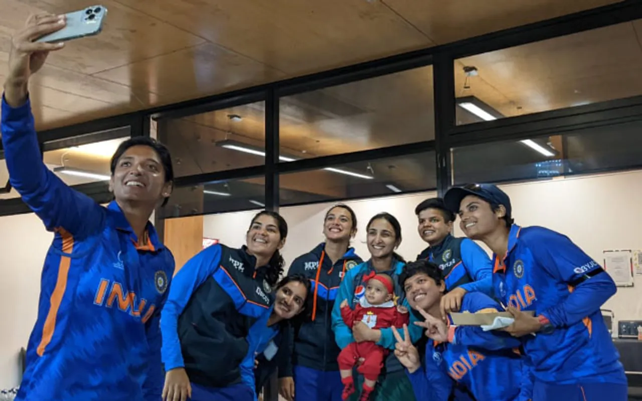 Bismah Maroof with Indian Players