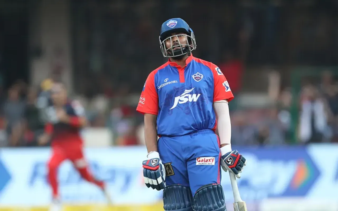 'Guzarish hai aapse, duur rahiye hamare sai baba se' - Fans brutally troll Prithvi for another poor show in IPL 2023