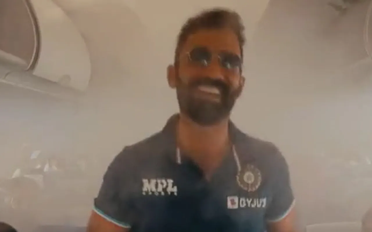 Watch: Dinesh Karthik dramatic walk gains applause from his teammates