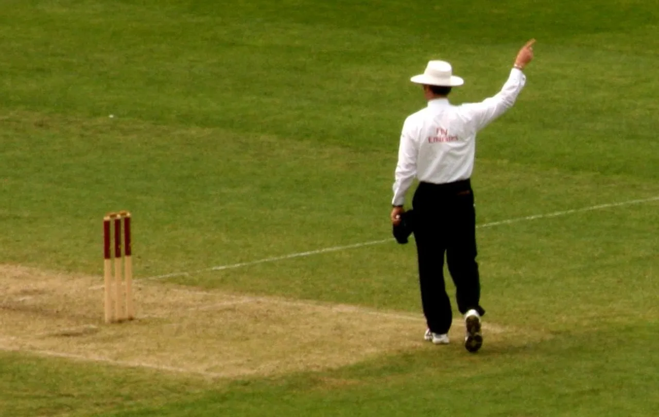 umpire-signalling-powerplay