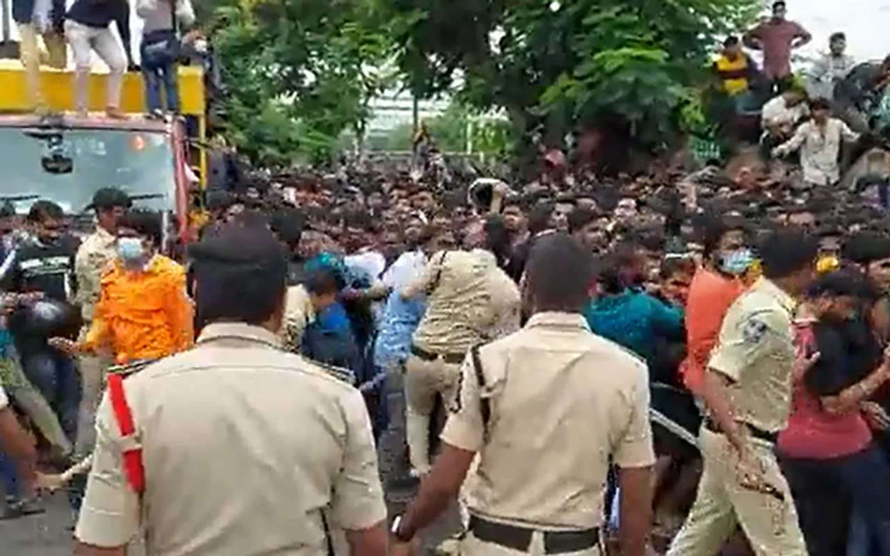 Fans outside Hyderabad Stadium