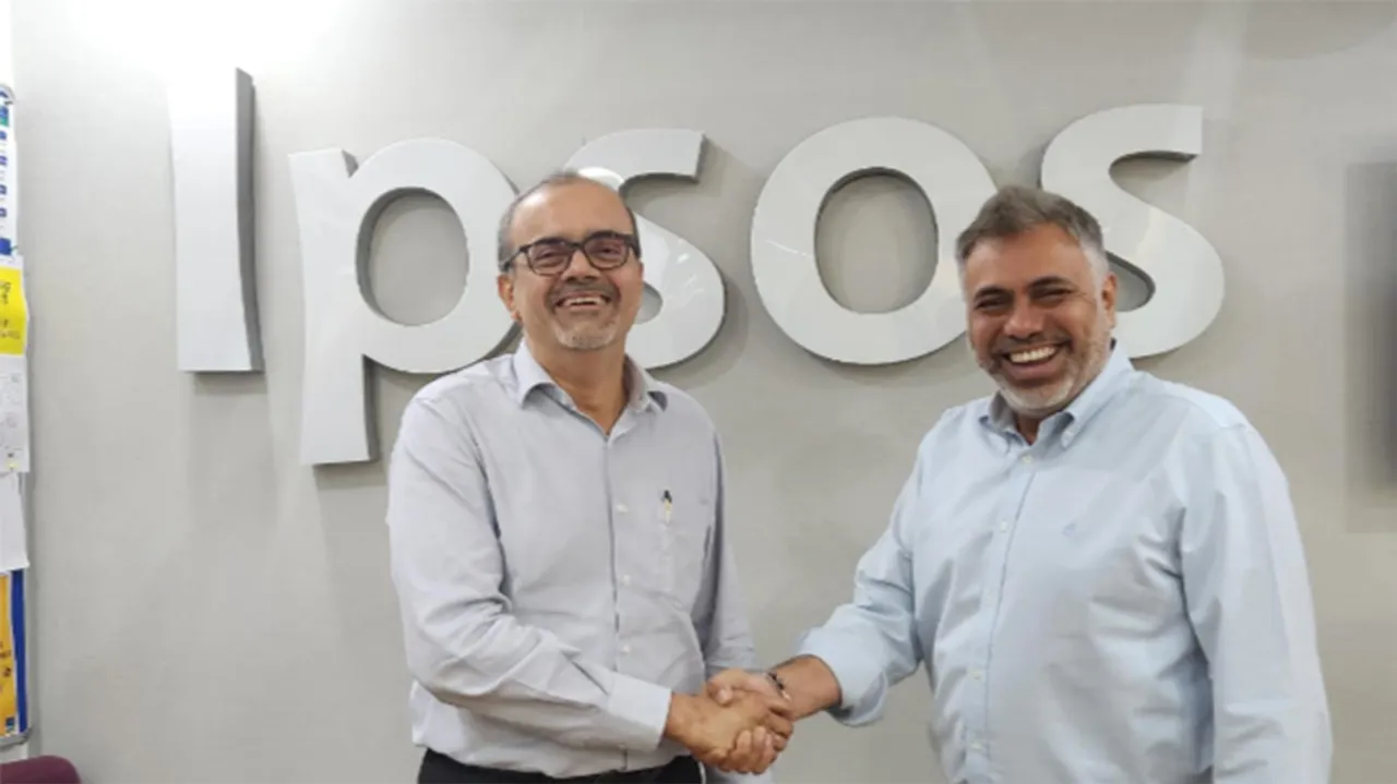 Amit-Adarkar-shaking-hands-with-Sameer-Grover