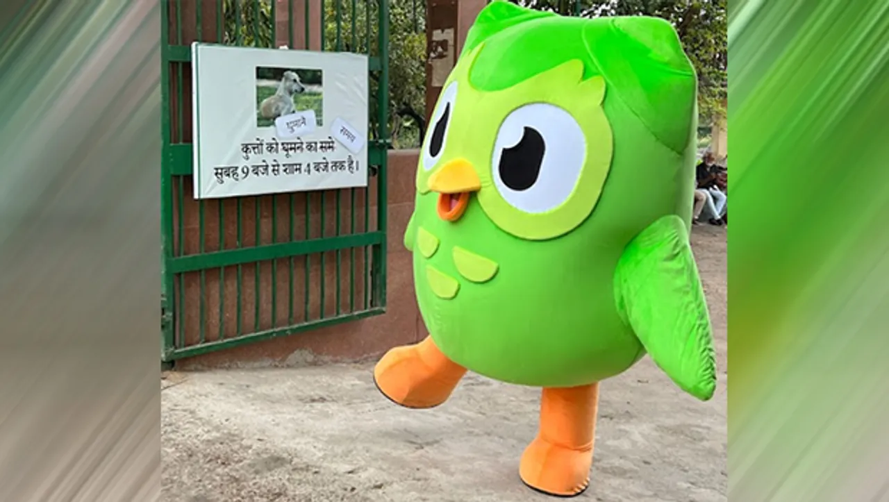 Duolingo's mascot Duo goes on a sign-cleaning spree for #SwachhBhashaAbhiyaan campaign