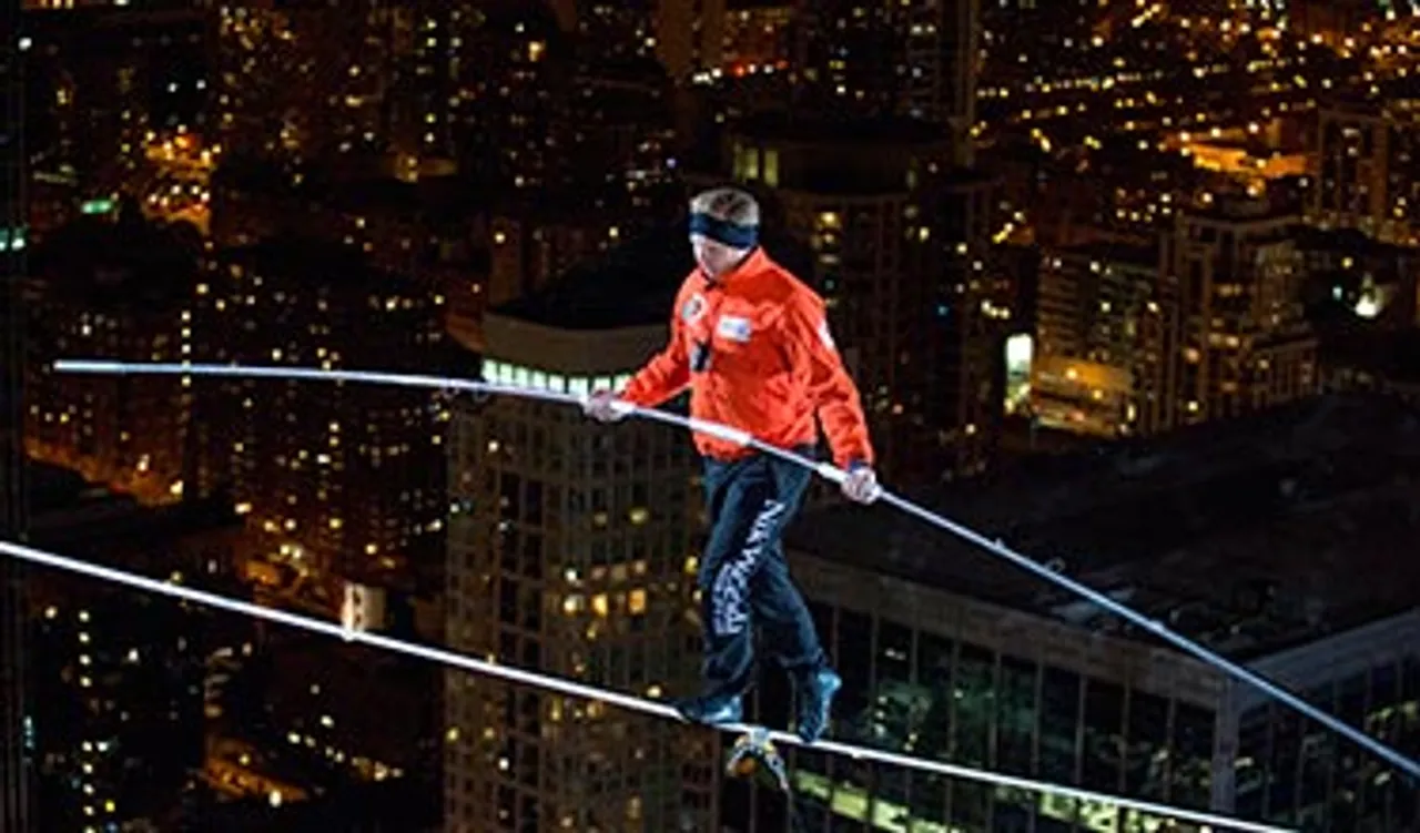 Discovery airs Nik Wallenda's tightrope walk live