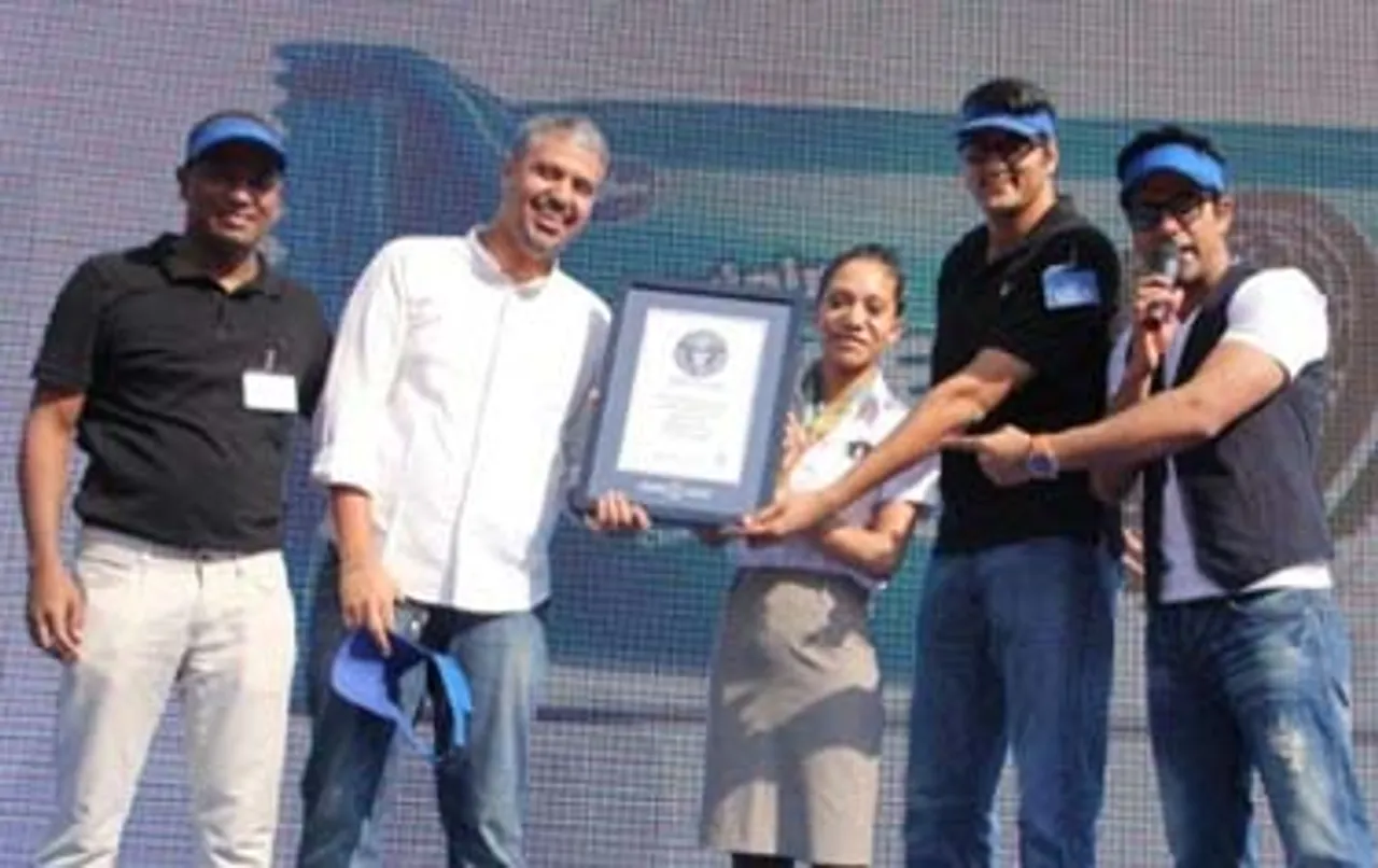 Oreo makes world record for dunking cookies