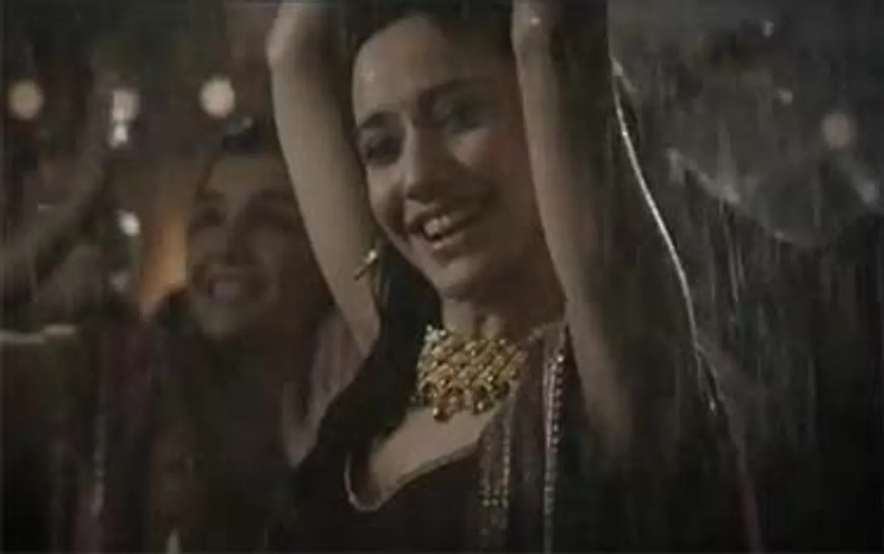 The Tanishq woman brings a smile to others