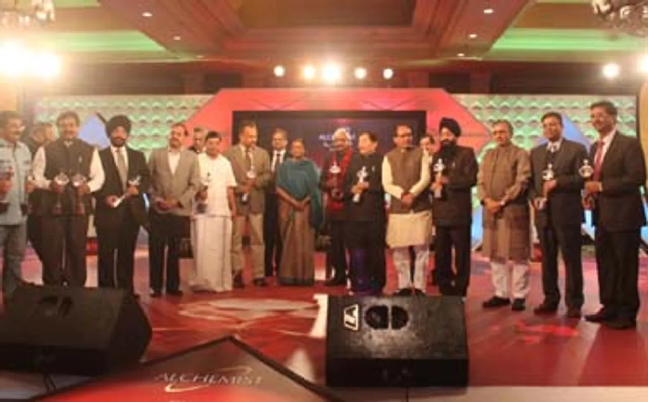IBN7 gives away Diamond States Awards 2012
