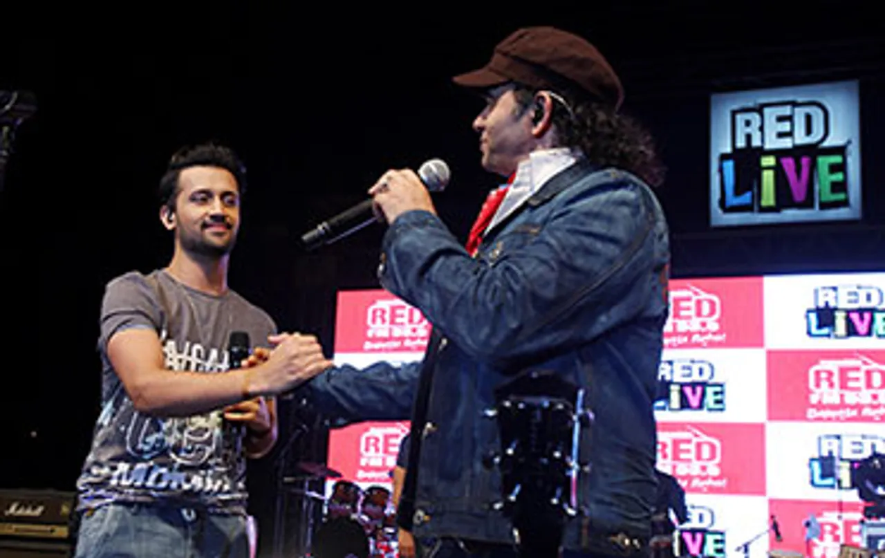 Mohit Chauhan and Atif Aslam delight their fans during 'Asli Rockstars'