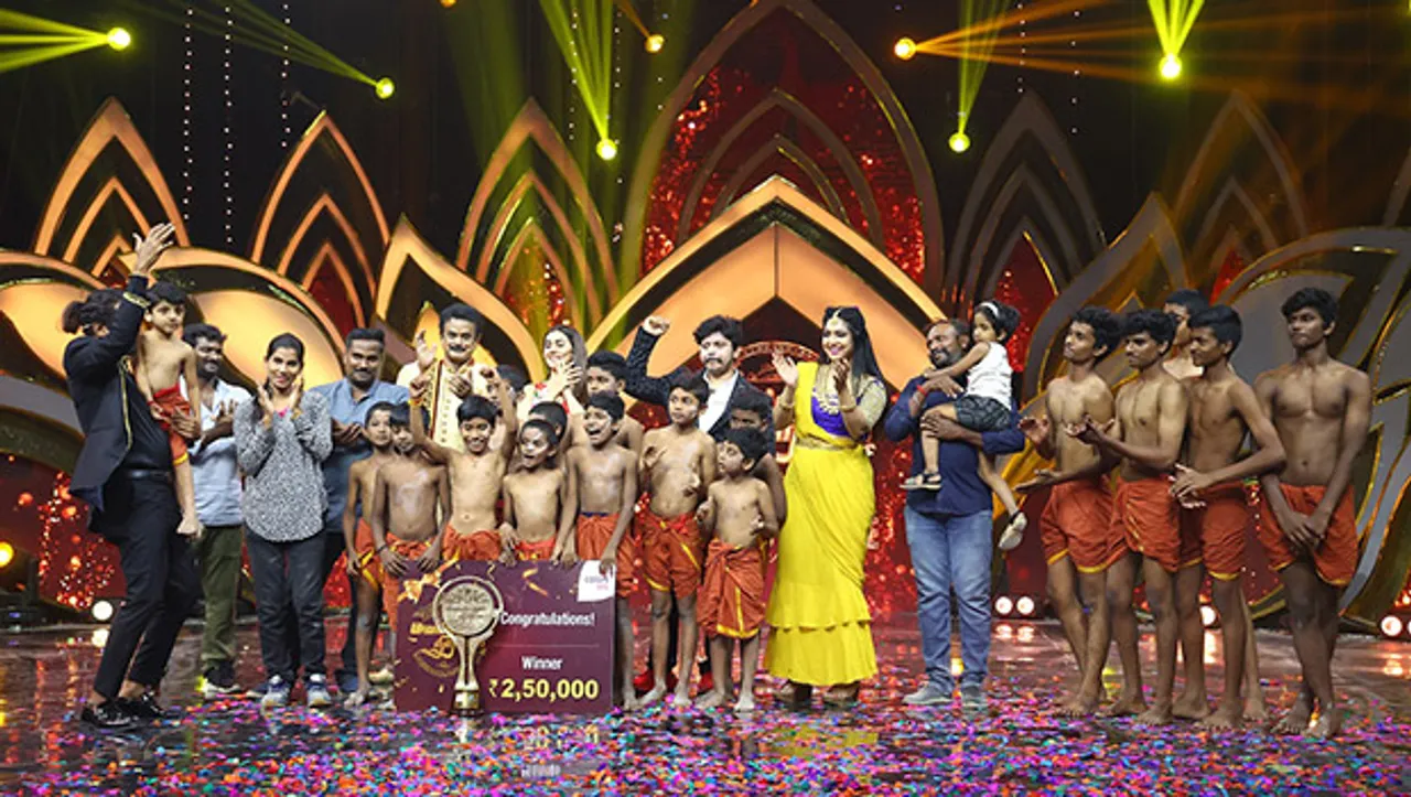 Drona Academy gets golden trophy of Vellum Thiramai at the grand finale