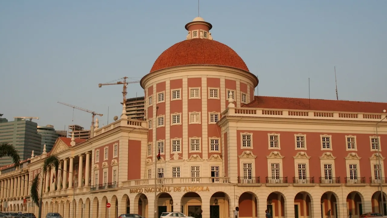 Angola's Banking Sector Reshapes: Branch Numbers Decline Then Stabilize in 2024