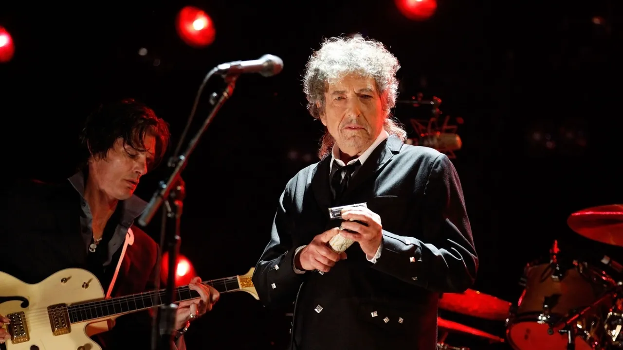 Bob Dylan's Witty Response to Concert Heckler in Fort Lauderdale Sparks Song Innovation