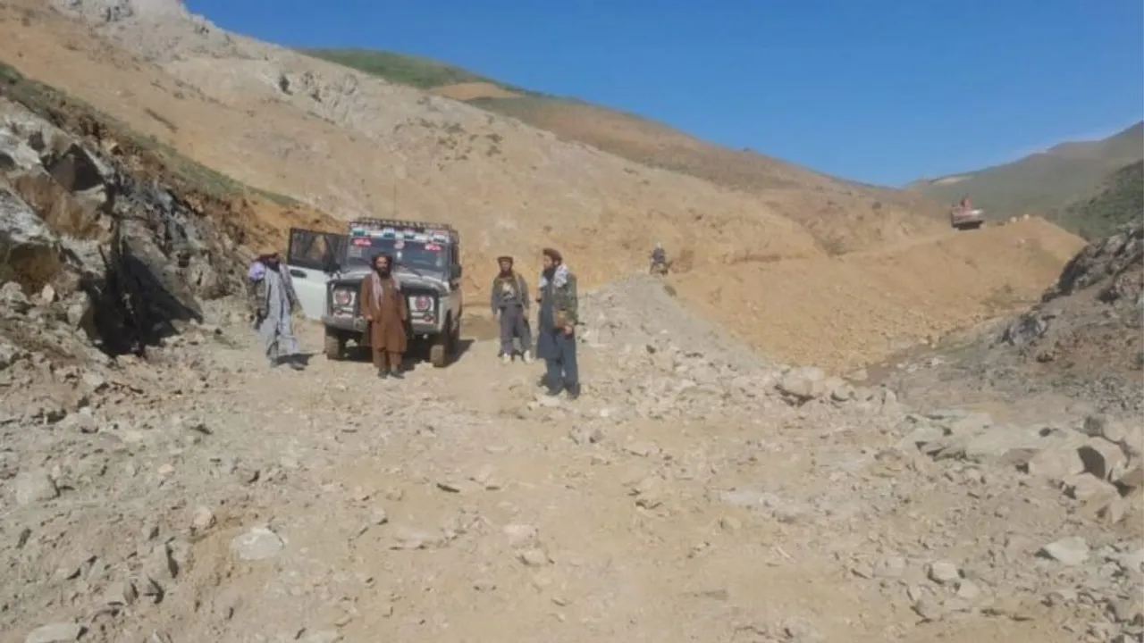 Residents of Raghistan Badakhshan Take Initiatives, Build 15 km Road at Their Own Expense <br> Image Credit: Etilaatroz Daily