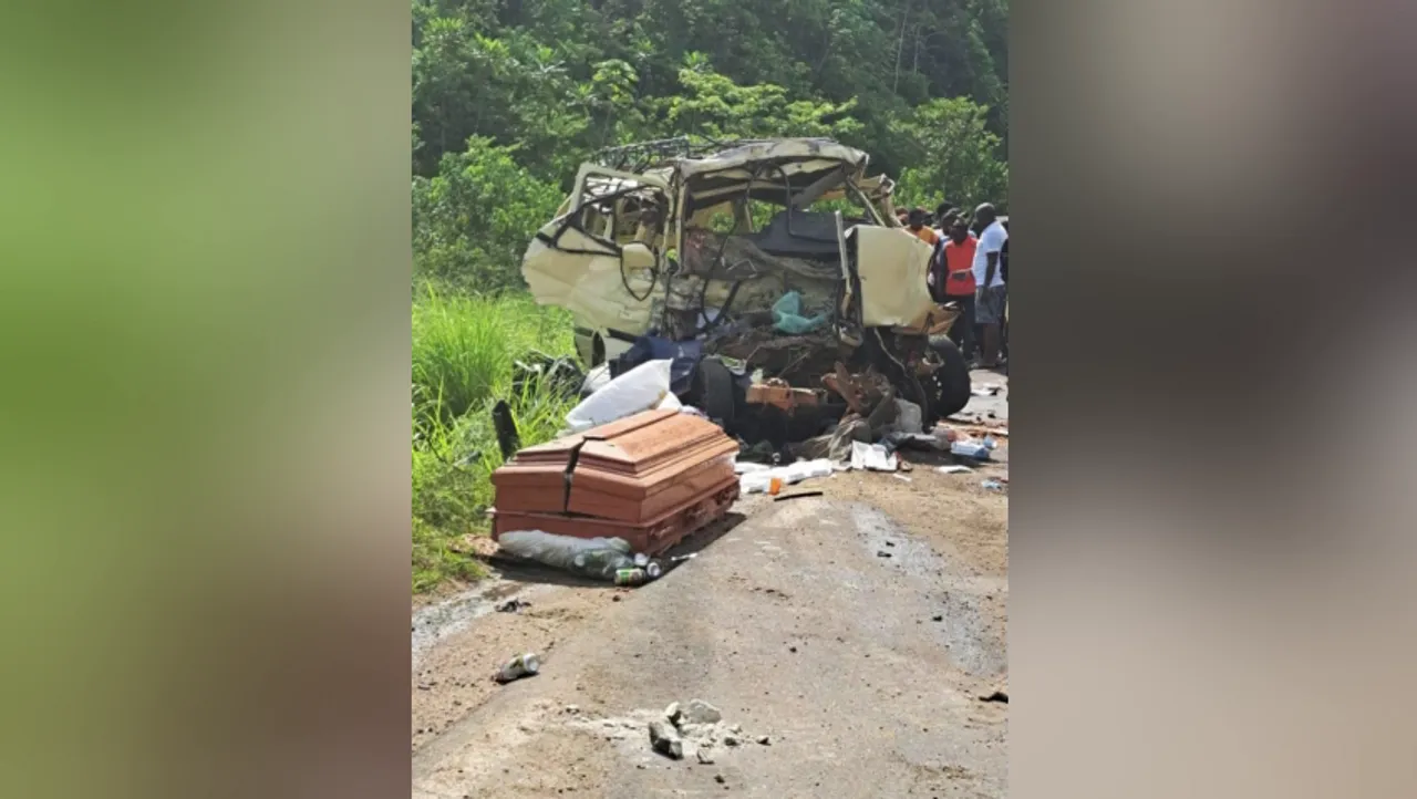 15 mourners taking body for burial die in Cameroon road accident
<br>
Image Credit: @CamerounTribune