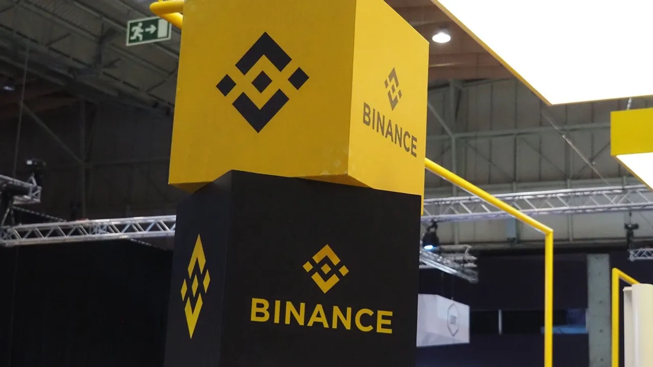 Cryptocurrency Market Shaken by Binance Controversy: AI Highlights Investment Opportunities