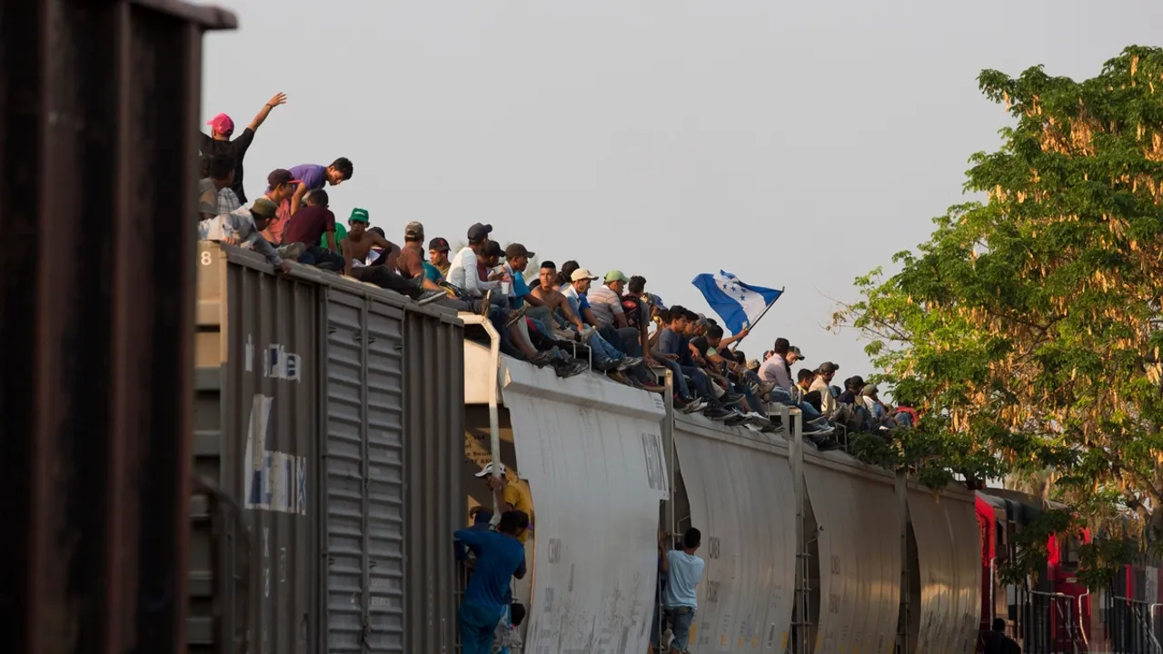 Surge of Illegal Immigrants on Freight Train Raises Concerns at US-Mexico Border