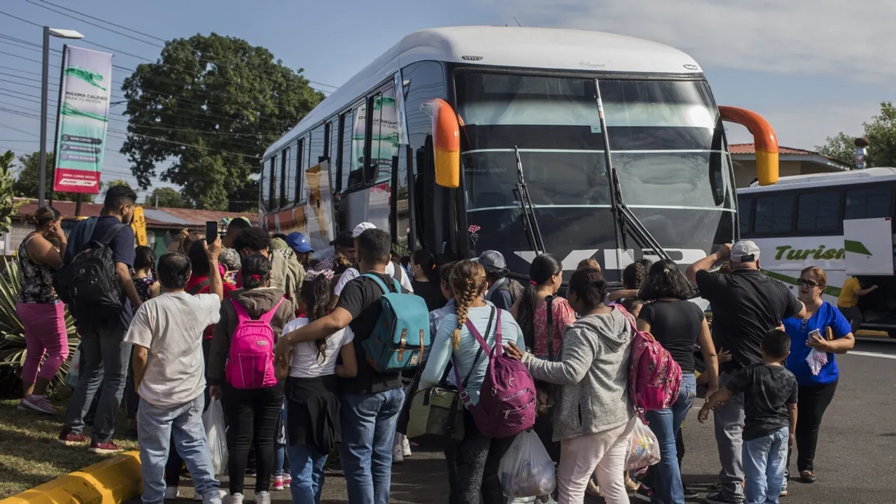 320 Migrants, Mostly Venezuelans, Transported to Guatemala Border