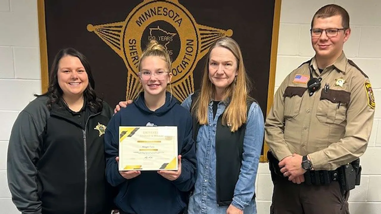 Teenager Abby Foss Recognized for Heroic Act During Mother's Medical Crisis