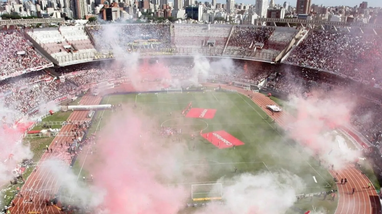 A Night of Nostalgia and Fervor: River Plate Fans Celebrate with 'Cierren los ojos' Premiere