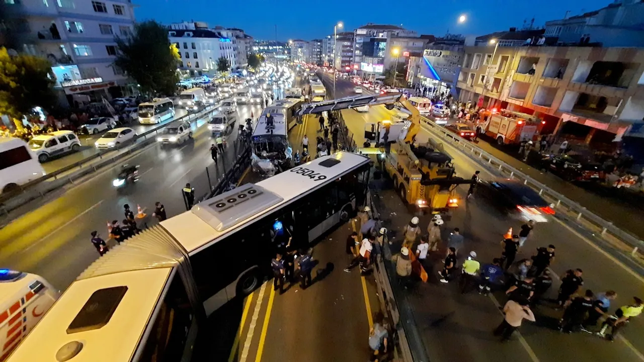 Metrobus Accident in Istanbul's Okmeydanı Area: One Injured