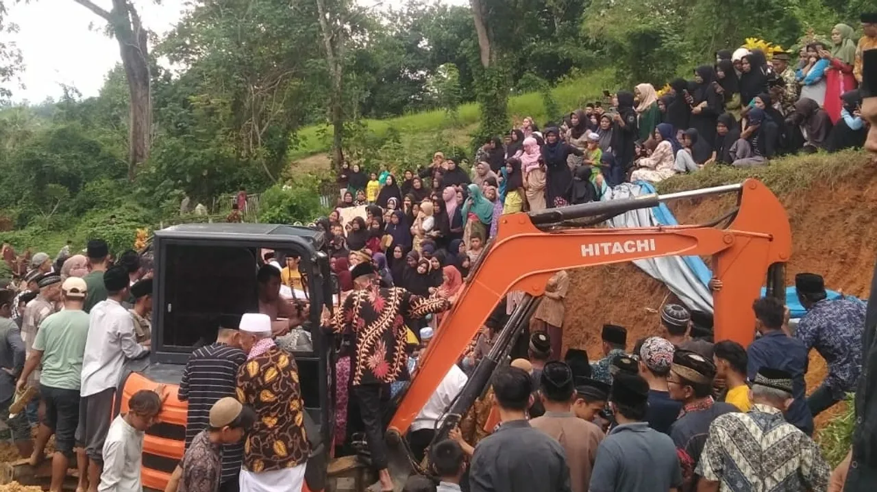Lightning Strike Kills Five Farm Workers in Indonesia