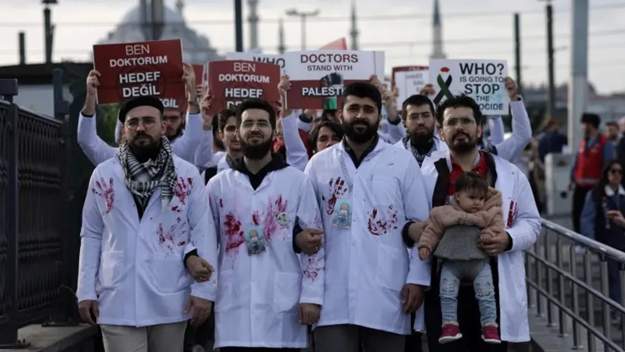 Turkish Doctors March in Solidarity with Palestinian Health Workers