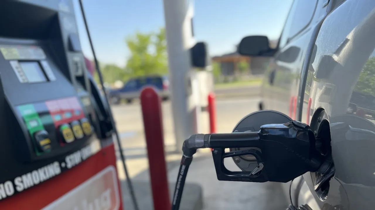 Wyoming Gasoline Prices Dip as National Average Follows Suit
