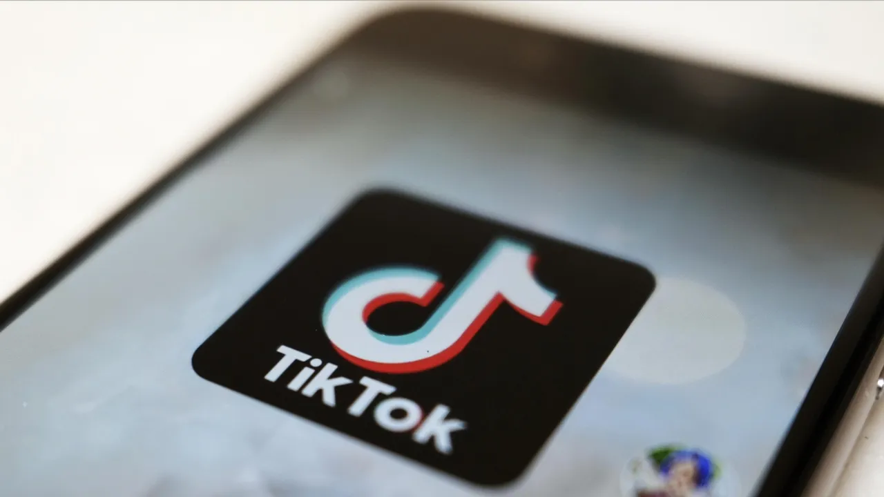 TikTok and Netflix Suspend Services in Russia Amid 'Fake News' Law and Escalating Ukraine Conflict
