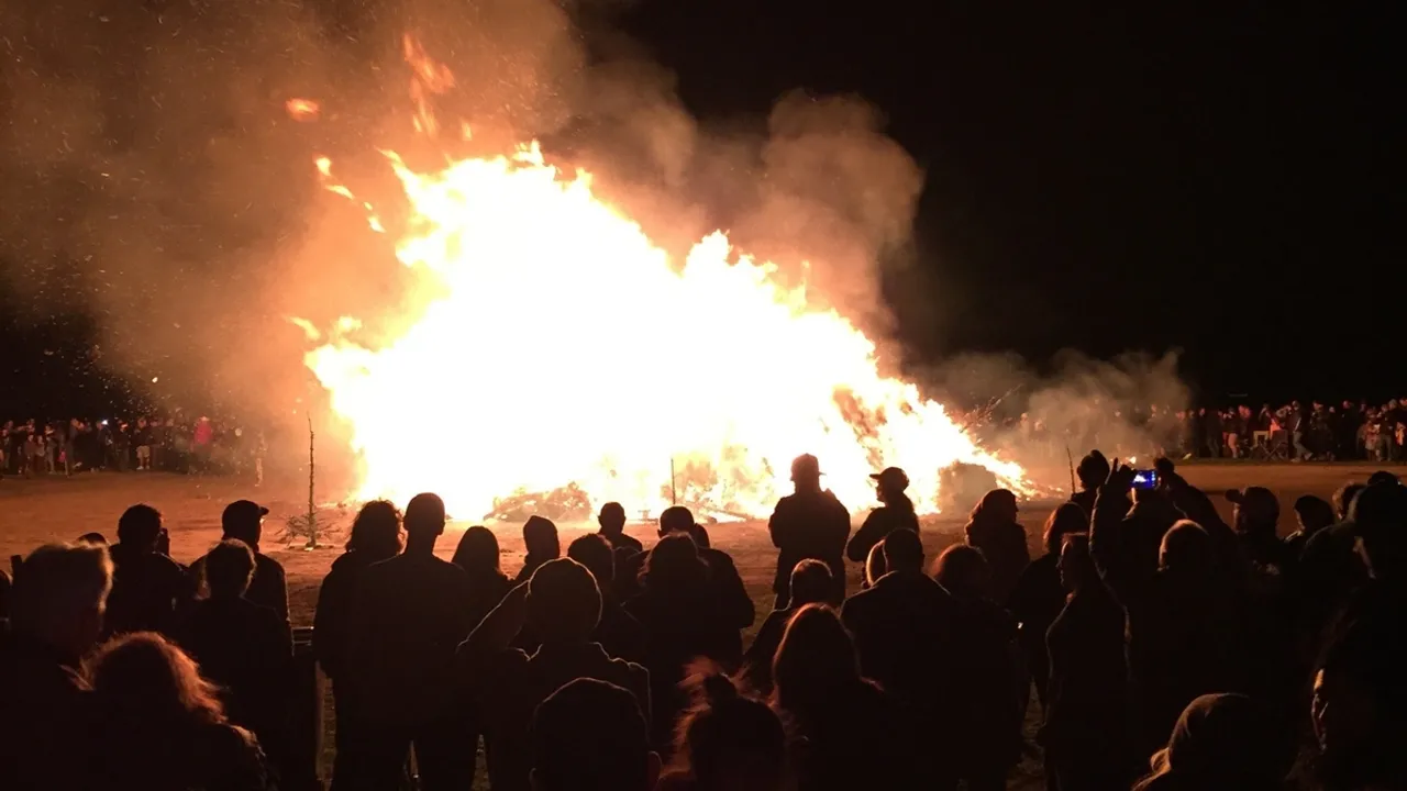 Solvang's Christmas Tree Burn A Warm Tradition Returns
