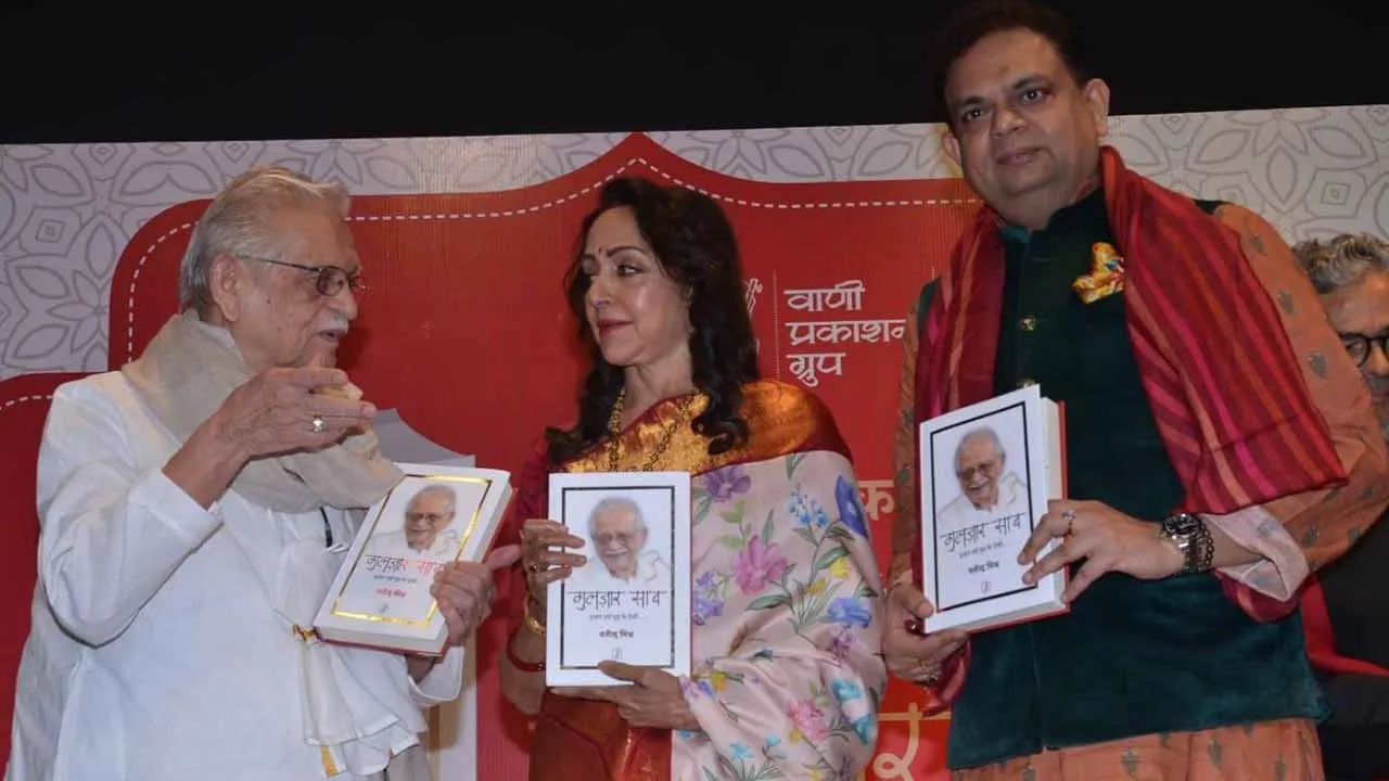 Gulzar-saab at Bio-Book launch  Hazaar Rahen with Hema Malini and author Yatindra M