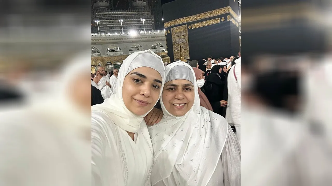 Khatron Ke Khiladi 13's Anjum Fakih Completes First Umrah with Mother