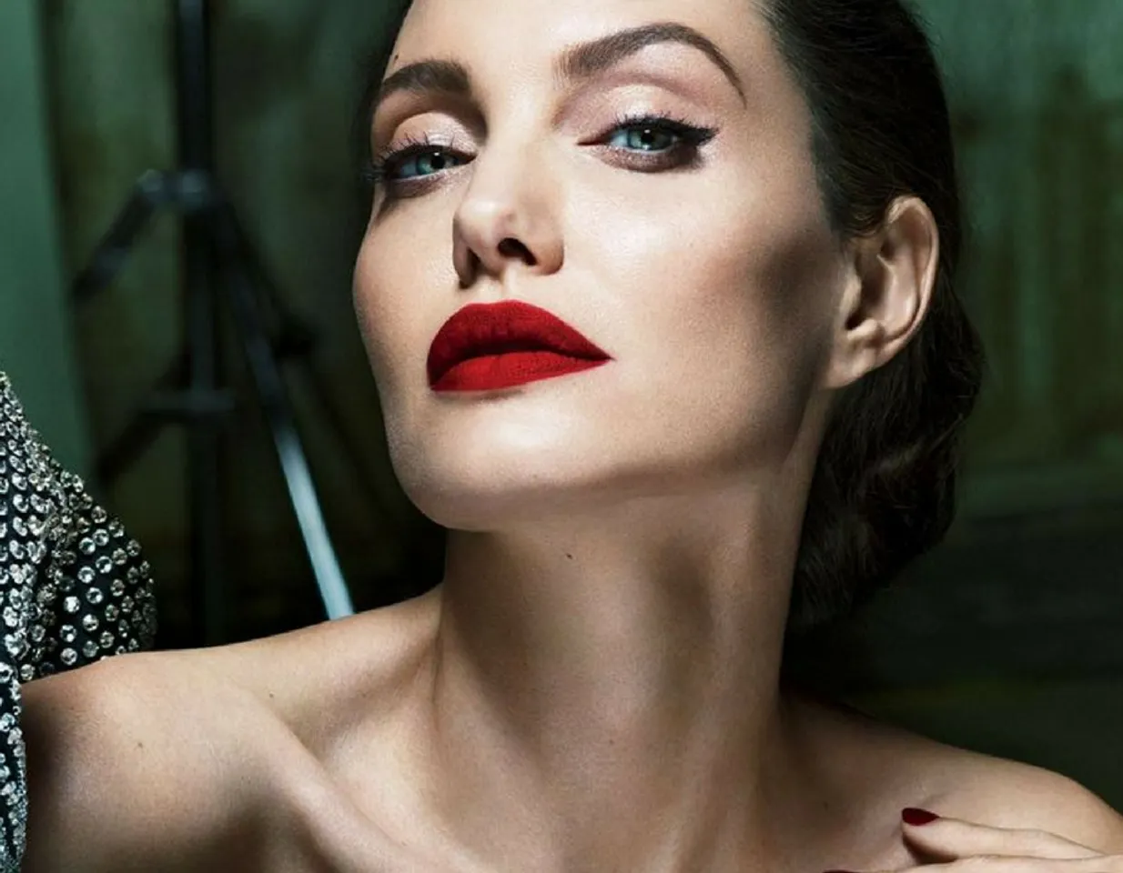 10 THINGS ABOUT ANGELINA JOLIE THAT INSPIRE US TO BE BETTER HUMANS