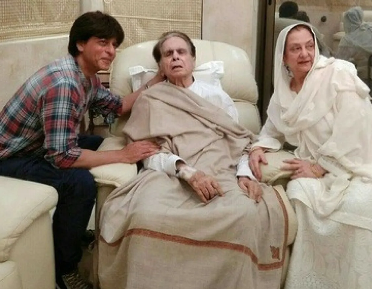 SHAH RUKH KHAN VISITS DILIP KUMAR, SAIRA BANU AT THEIR HOME