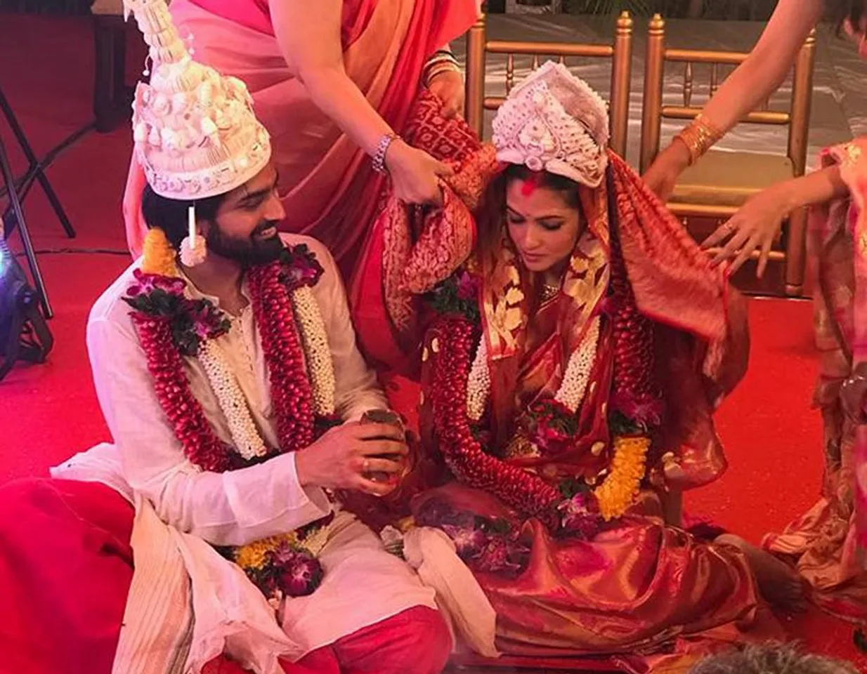 RIYA SEN HAD A TRADITIONAL BENGALI WEDDING AND HERE ARE ALL THE PICTURES