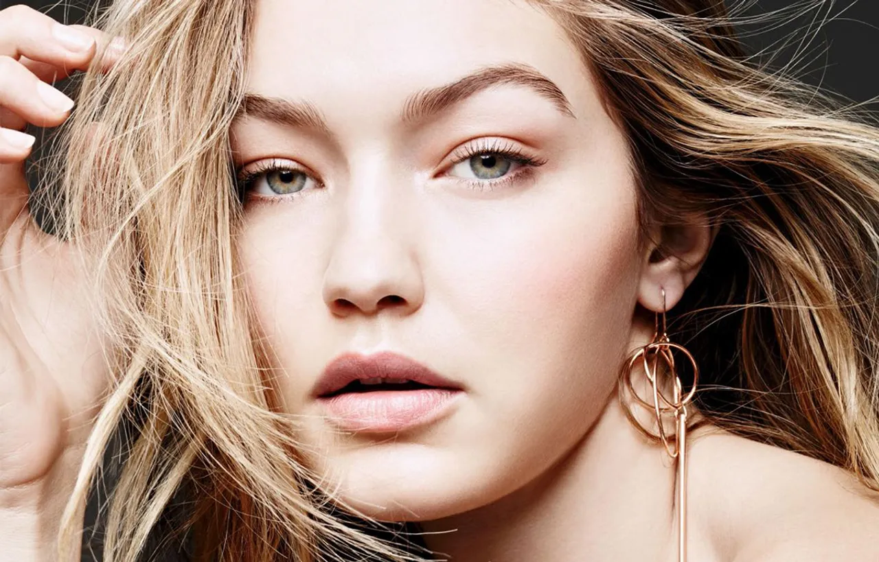 GIGI HADID'S TRIBUTE TO VERSACE IS THE BEST THING ON THE INTERNET RN