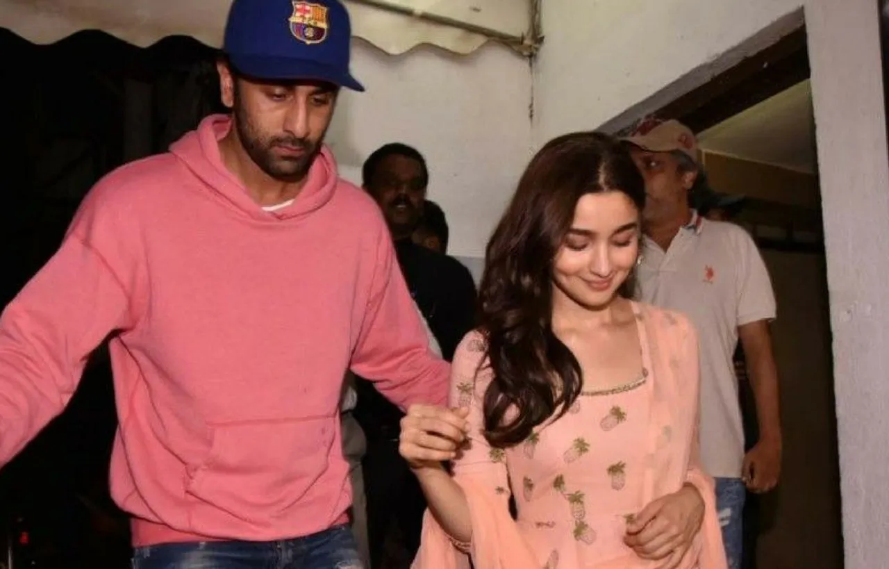 PHOTOS : ALIA BHATT DINES OUT WITH BF RANBIR AND FAMILY